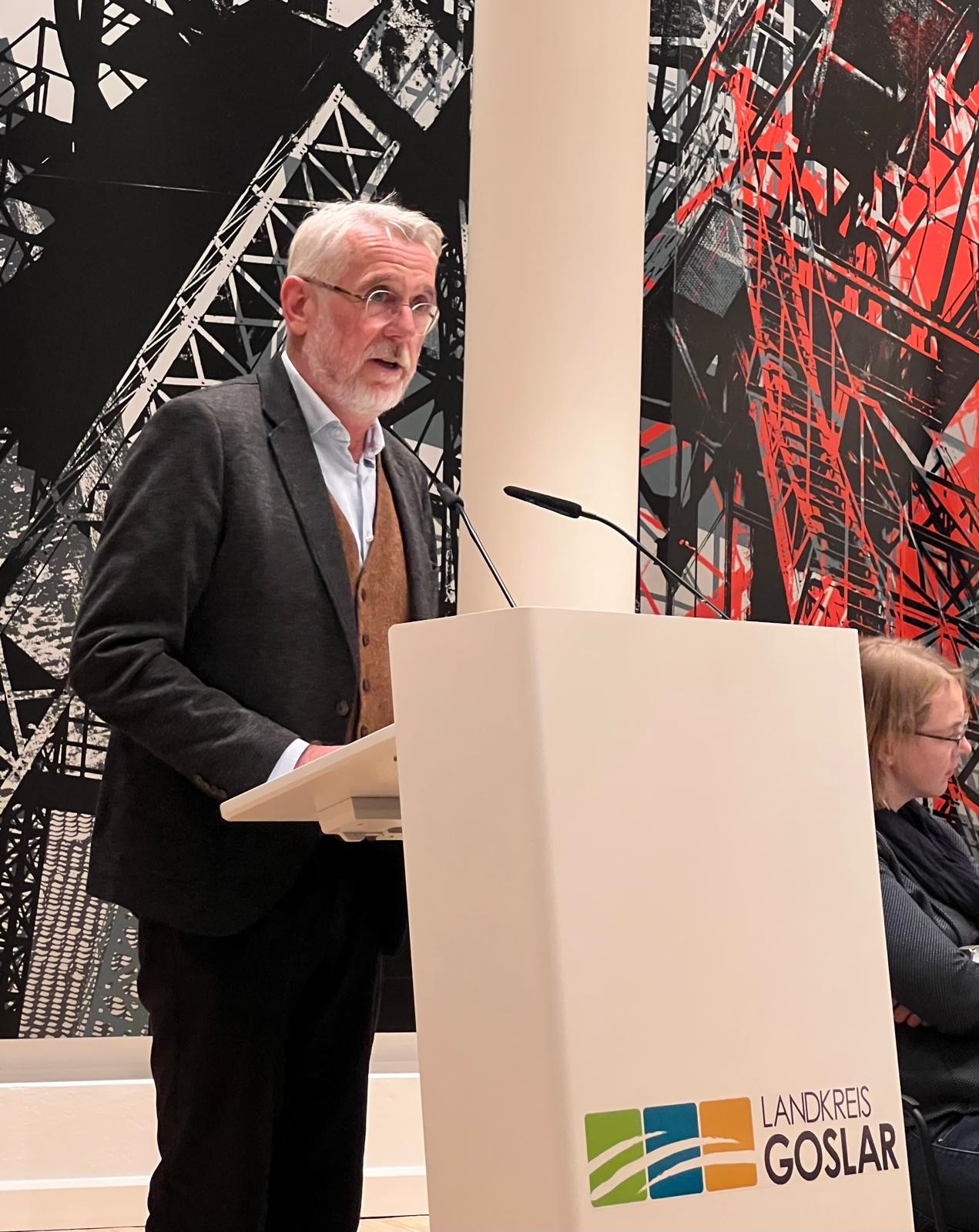 Herbert Pieper �ber die Bedeutung und Entwicklung der Grund- und Mittelzentren 